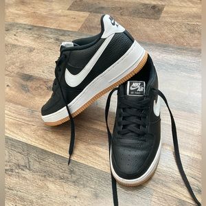 *PREOWNED* Nike Air Force 1 Black ‘07 🖤 6Y / 8W